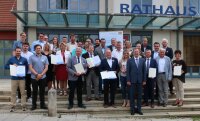 Gruppenbild Siegelübergabe an 15 Kommunen des Landkreises Regensburg in Nittendorf