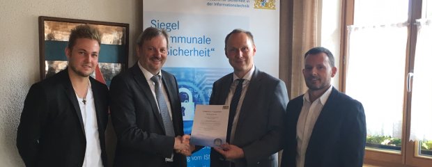 v.l.n.r.: Hr. Pauli (Informationssicherheitsbeauftragter Gemeinnde Hohenau), Hr. Schmid (1. Bürgermeister Gemeinde Hohenau), Hr. Kleffel (LSI), Hr. Seidl (Geschäftsleiter Gemeinde Hohenau)